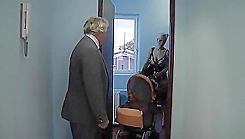 Se escapa del marido para coger con un maduro por plata